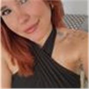 Profesional del maquillaje y la estética apta para enseñar a todo aquel que quiera aprender indiferentemente de la edad. 