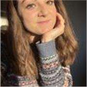 Profesora de inglés imparte clases a niños de todos los niveles