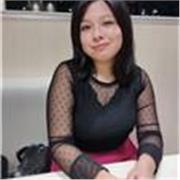 Profesora de español imparte clases a niños de todas las edades
