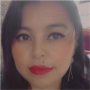 Profesora de español imparte clases a niños de primaria