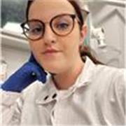 Laureata in chimica impartisce lezioni di chimica e fisica a studenti di liceo