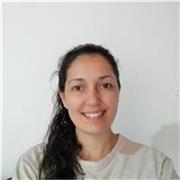 Ingeniera imparte clases de química básica a estudiantes de secundaria e ingresantes universitarioss