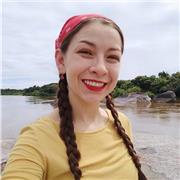 Profesora de ciencias ambientales para niños de preescolar y jóvenes de bachillerato