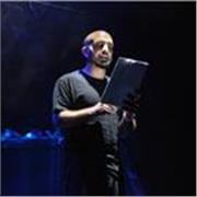 Drammaturgo offre lezioni di scrittura per il teatro, per creare un testo da zero o per approfondirne una già esistente