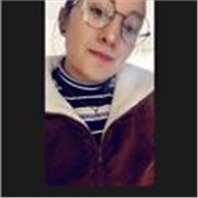 Maestra en ciencias naturales a niños y niñas