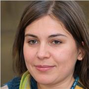 Absolventin der Wirtschaftswissenschaften bietet Wirtschaftsunterricht für Universitätsstudenten an.