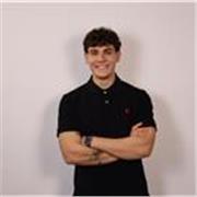 Diploma di Liceo Classico con grande passione per la letteratura italiana e la storia dell’arte