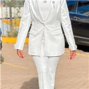 I am a professional content writer and patient tutor dedicated to helping you master English for both daily life and the digital.