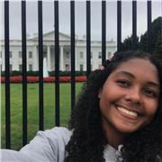 Profesora de Biología enseña ciclo básico de las ciencias naturales a niños de todas las edades de primaria