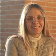 Docente di spagnolo impartisce lezioni a studenti di scuola media e superiore