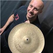 Docente di batteria con 25 anni di esperienza . Offro lezioni private ad alunni di tutte le età ed ogni stile musicale