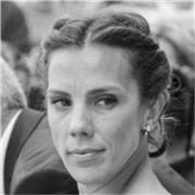 Profesora de Lengua y Literatura, graduada y con sólida formación teatral, ofrezco clases para todos los niveles. 