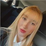 Estudiante imparte clases particulares a niños de primaria