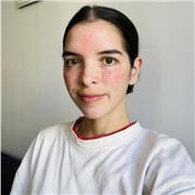 Estudiante de inglés con nivel B2 First Certificate, apasionada por el idioma y con experiencia como cuidadora/profesora de niños