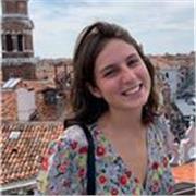 Maestra di scuola primaria supporta il lavoro dei compiti a casa per bambini di scuola primaria e delle medie
