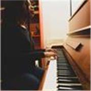 Cours de piano à domicile. Solfège adapté à votre envie de connaitre la musique. Méthode moderne et facile !