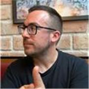 Soy Diego, apasionado de la informática con experiencia. Enseño a niños y adultos, utilizando métodos interactivos y adaptables.