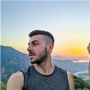 Docente di Scienze Motorie che impartisce lezioni su ambito di allenamento, fitness e sport in generale