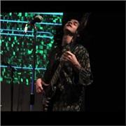 Insegnante polistrumentista impartisce lezioni di chitarra basso e pianoforte