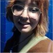 Enseño ingles, soy fluida en ello y vivi 7 años en los estado unidos. Tengo tanto experiencia oral, como ortografica