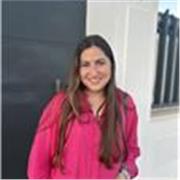 Graduada en Educación Primaria con formación complementaria en aprendizaje cooperativo y actividades extraescolares, además de C1.