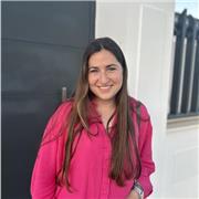 Graduada en Educación Primaria con formación complementaria en aprendizaje cooperativo y actividades extraescolares, además de C1.