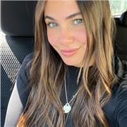 Studentessa universitaria offre aiuto compiti per bambini della scuola elementare e media