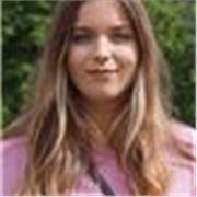 Titulada en Traducción por la UV, Máster de Profesorado Secundaria, UV. C2 Cambridge.