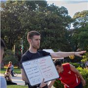 Soy profe de Ed física y doy clases de manera presencial en parques del barrio de Caballito, como así también de manera virtual