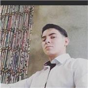 Joven estudiante con conocimientos en matemáticas y experto en enseñanza