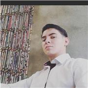 Joven estudiante con conocimientos en matemáticas y experto en enseñanza