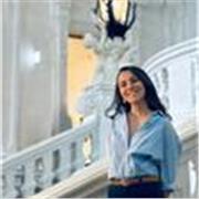 Soy una persona muy alegre, divertida y me encanta enseñar lo que se para que las personas lleguen a alcanzar sus objetivos.