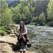 Se dan clases particulares y se ofrece servicio de canguro