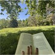 profesora de inglés imparte clases a niños de entre 5 a 6 años