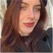 Salve a tutti! Sono Chiara e ho 23 anni. Vengo da una formazione umanistica in lingue straniere e arti dello spettacolo