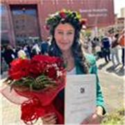 laureata impartisce lezioni nelle materie scientifiche