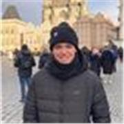 Estoy estudiando magisterio para ser profesor y doy clases presenciales.