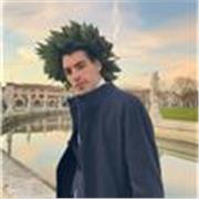 Laureato in lingue moderne e in possesso di un doppio titolo in traduzione ottenuto presso l'Università di Vilnius (Lituania)