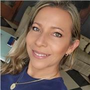 Maestra de educación infantil preparada para atender a niños