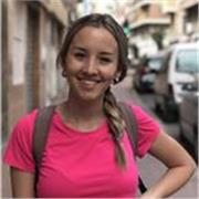 Profesora de castellano a niños de edades chicas