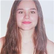 Profesora impartiendo clases tanto de apoyo como de asignaturas relacionadas con matemáticas y ciencias