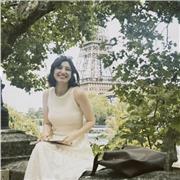 Jeune professeure de français, passionnée et énergique, avec quatre ans d’expérience et une méthode claire adaptée aux vrais défis