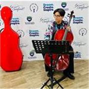 Licenciada en música con especialidad en piano y violonchelo, maestra de música con formación en teoría musical