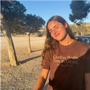 Persona cercana, empatizante con la gente, con ganas de enseñar y de aprender.