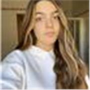 studentessa del Liceo impartisce lezioni di italiano