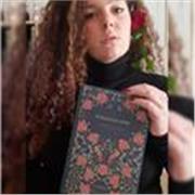 Laureata magistrale offre lezioni e ripetizioni di lingue inglese, francese e spagnolo e materie umanistiche