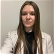 Lektor języka angielskiego prowadzi zajęcia dla dzieci i dorosłych