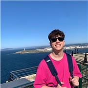 Soy un estudiante formado sobretodo en el ámbito artístico, y capaz. Doy clases de refuerzo,crrijo y ayudo con exámenes y/o pruebas de acceso