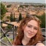 Une étudiante qui donne des cours d’anglais à des élèves du primaire au lycée