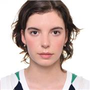 Deutschlehrerin für Kinder und Erwachsene, die mit dem Erlernen der Sprache beginnen.